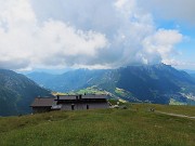 56 Rif. Capanna 2000 con cime d'Alben tra le nuvole